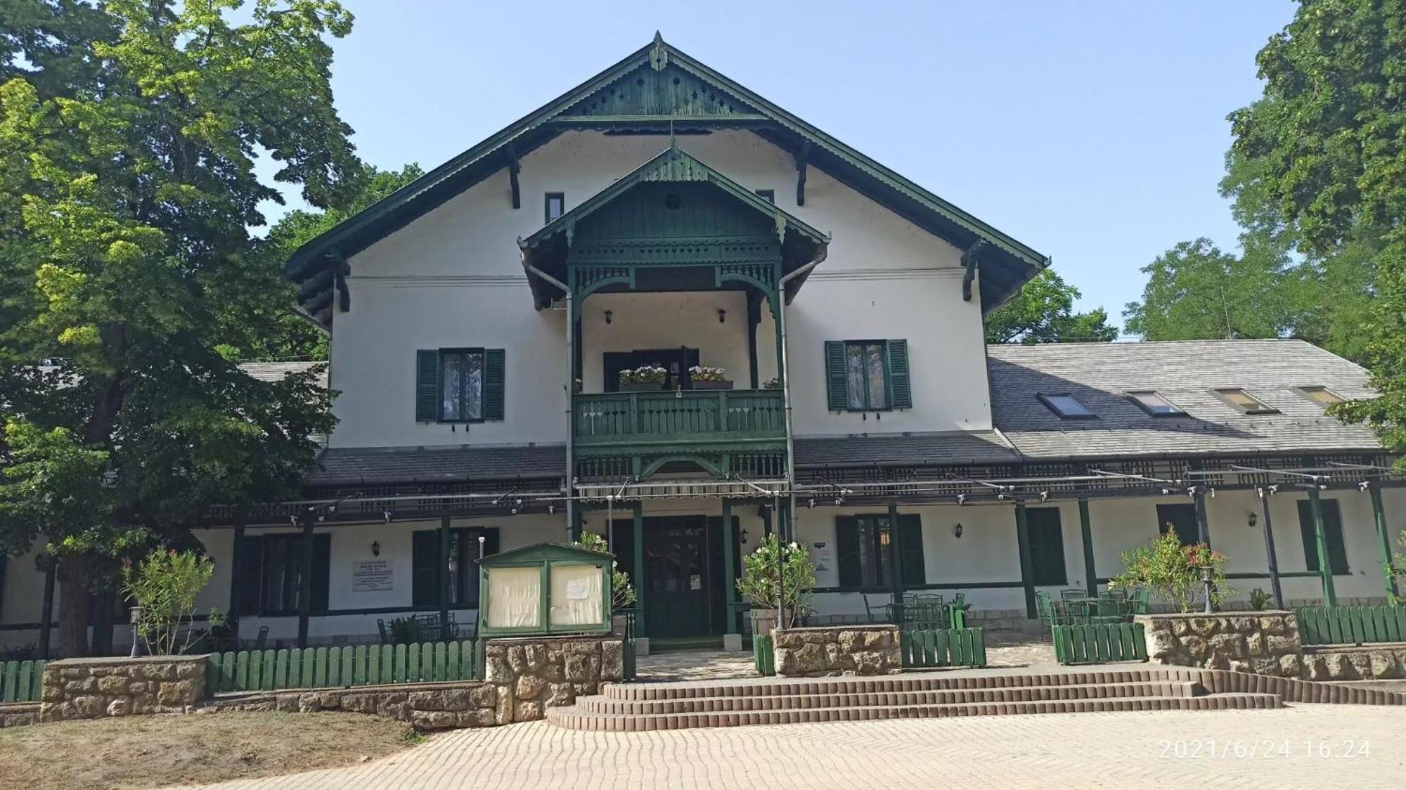 Svájci Lak Panzió Acomodação com café da manhã Nyíregyháza Exterior foto